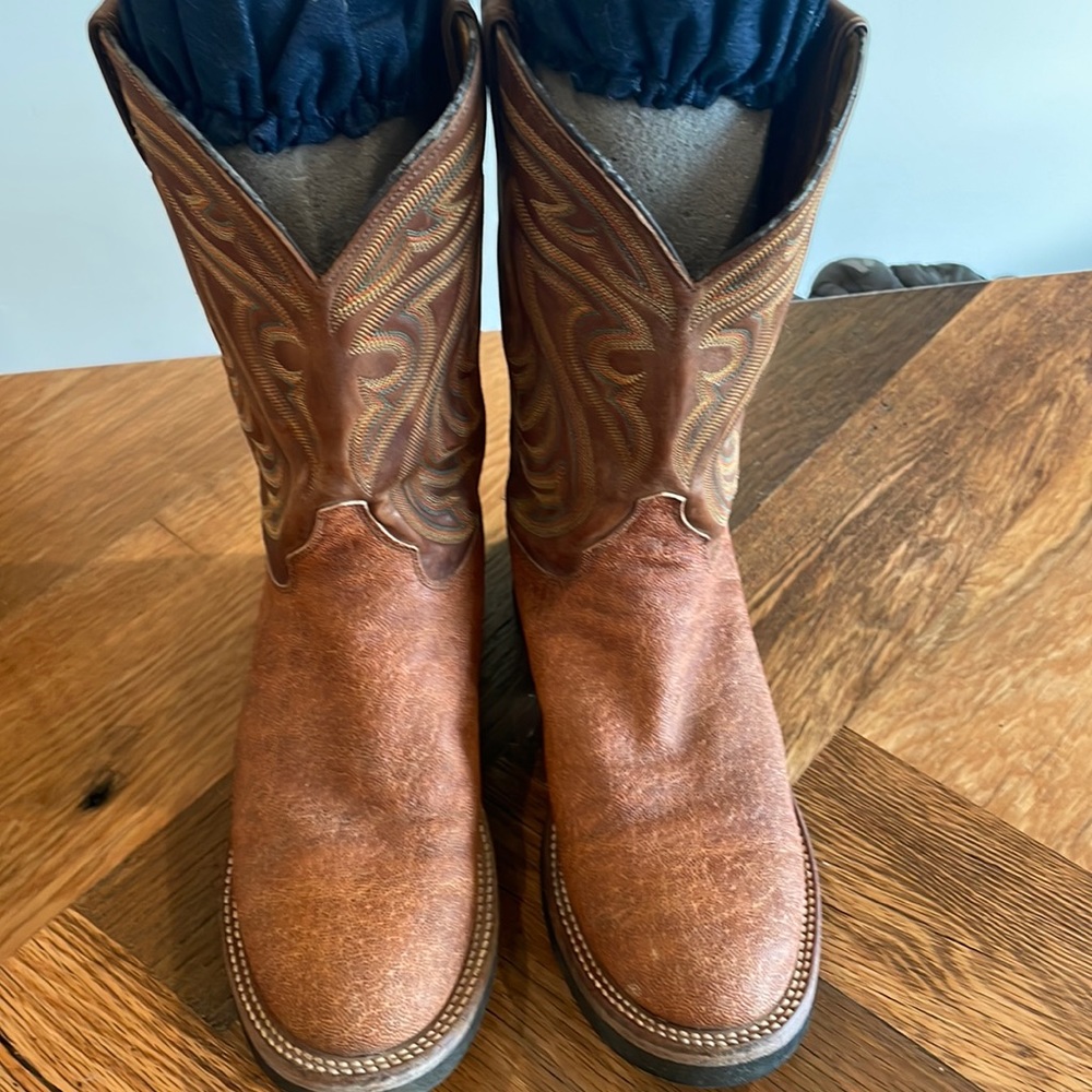 Justin cowboy boots size 9 1/2 D.   LIKE NEW!